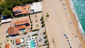 Una vista aérea de una playa con sombrillas y el océano. en Malgrat de Mar Beachfront Village, en Malgrat de Mar