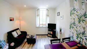 Televízia a/alebo spoločenská miestnosť v ubytovaní Apartamenty EverySky - Konstytucji 3 Maja 55