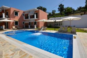 The swimming pool at or close to Xristina