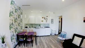Kuchyňa alebo kuchynka v ubytovaní Apartamenty EverySky - Konstytucji 3 Maja 55
