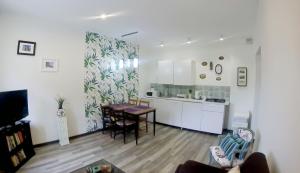 Televízia a/alebo spoločenská miestnosť v ubytovaní Apartamenty EverySky - Konstytucji 3 Maja 55
