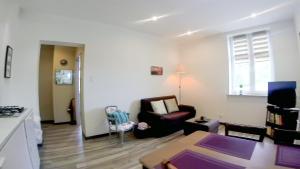 Televízia a/alebo spoločenská miestnosť v ubytovaní Apartamenty EverySky - Konstytucji 3 Maja 55