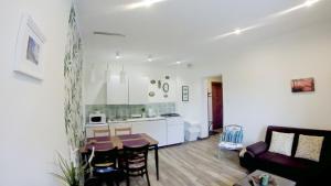 Kuchyňa alebo kuchynka v ubytovaní Apartamenty EverySky - Konstytucji 3 Maja 55