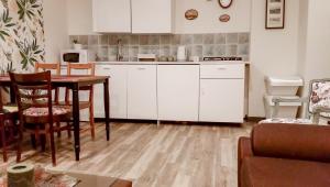 Kuchyňa alebo kuchynka v ubytovaní Apartamenty EverySky - Konstytucji 3 Maja 55