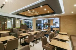 Area soggiorno di FOX Lite Grogol Jakarta