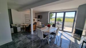 een woonkamer met een tafel en stoelen en uitzicht bij Agroturystyka Rybno in Rybno