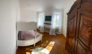Ein Etagenbett oder Etagenbetten in einem Zimmer der Unterkunft Neu renoviertes Apartment in historischem Hof