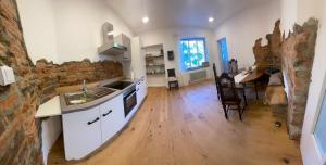 Küche/Küchenzeile in der Unterkunft Neu renoviertes Apartment in historischem Hof