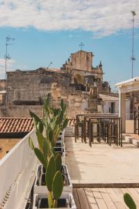 Elle comprend un balcon offrant une vue sur le château. dans l'établissement Sui Tetti Luxury Rooms, à Lecce