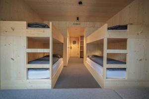 Zimmer mit 2 Etagenbetten in einem Haus in der Unterkunft Revier Mountain Lodge Montafon in Sankt Gallenkirch