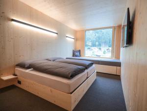 Postel nebo postele na pokoji v ubytování Revier Mountain Lodge Montafon
