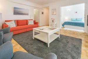 ein Wohnzimmer mit einem Sofa und einem Bett in der Unterkunft Santa Catarina Terrace in Estoril