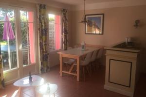 Cette chambre comprend un bureau, une table et une fenêtre. dans l'établissement Maison confortable à Lacanau avec piscine partagée, à Lacanau 14 autres photos