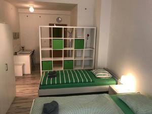 Posteľ alebo postele v izbe v ubytovaní Party bunker apartment