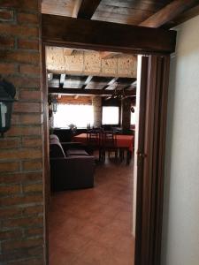 una puerta abierta a una sala de estar con una pared de ladrillo en Martorana Holydays, en Ficarazzi
