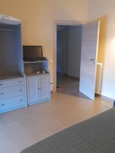 A television and/or entertainment centre at Le Zagare b&b
