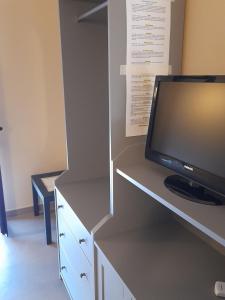 A television and/or entertainment centre at Le Zagare b&b