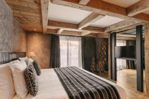 Кровать или кровати в номере Les Suites – Maison Bouvier +31 фотография