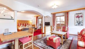 TV a/nebo společenská místnost v ubytování Hotel Stern