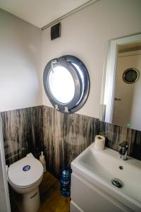 A bathroom at Houseboat