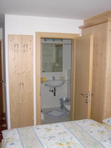 Ett badrum på Gästehaus Waltl