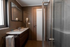 A bathroom at Elanaz Hotel Még 37 kép