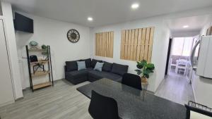 een woonkamer met een bank en een tafel bij Desertas View Apartment in Machico