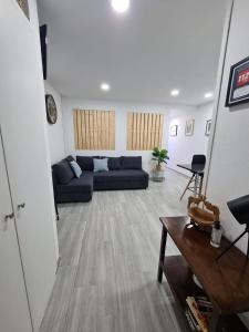 een woonkamer met een bank en een tafel bij Desertas View Apartment in Machico