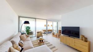 salon z dużą kanapą i telewizorem w obiekcie Stupa Hills IV F33G - Superb Sea View Apartment w mieście Benalmádena