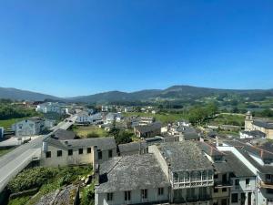una vista aérea de una ciudad con casas y una carretera en Apartamento en Viveiro con aparcamiento gratuito, en Viveiro