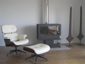 uma sala de estar com duas cadeiras e uma televisão em Casa do Açor em Linhares