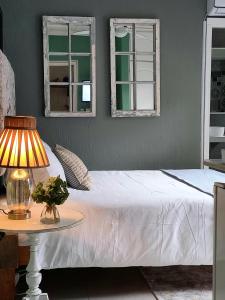 Un pat sau paturi într-o cameră la Driftwood Suite, Villa Roc Guesthouse, Salt Rock Ballito