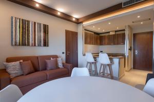 sala de estar con sofá y cocina en Hotel Agora Sure Hotel Collection by Best Western, en Lago Patria