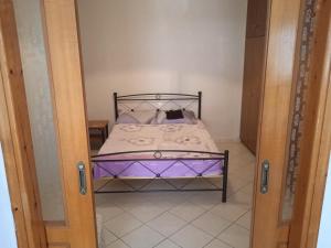 um pequeno quarto com uma cama num quarto em Sotiris house em Preveza
