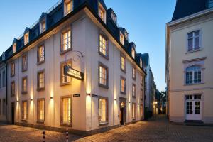 デュッセルドルフにあるBoutique Hotel Orangerieの白い建物