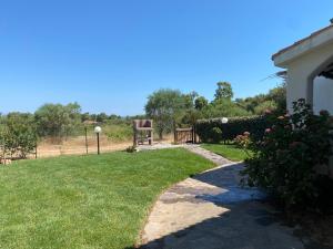 A garden outside Residence La Conia
