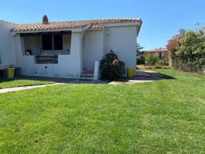 A garden outside Residence La Conia