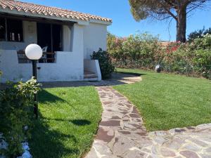 A garden outside Residence La Conia
