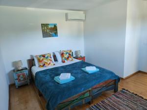Un dormitorio con una cama con dos platos. en Gorgova Delta Village en Gorgova