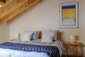 a bedroom with a bed with a blue blanket on it at El Descanso del Sol - Apartamento en Pirineos in Plan