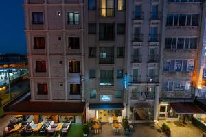 イスタンブールにあるエラナズ ホテルの夜のアパートメントビル(パティオ付)