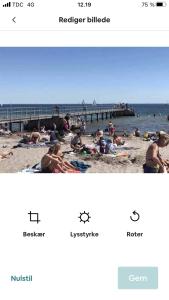 Una foto de una playa con gente en la arena en Seaview and Swimming, en Hellerup 3 fotos más