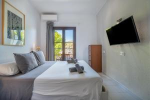 Cama ou camas em um quarto em Seafront Apartment in Port Sóller