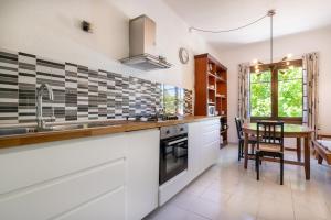 Kuchyň nebo kuchyňský kout v ubytování Seafront Apartment in Port Sóller + 15 fotografií