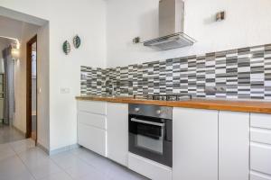 Kuchyň nebo kuchyňský kout v ubytování Seafront Apartment in Port Sóller