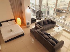 ein Wohnzimmer mit einem Sofa und einem Bett in der Unterkunft Duplex Seaview Comfort Stay in City By IZ in George Town