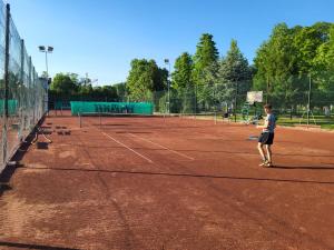 Tenis alebo squash v ubytovaní Spílerapartman 1 alebo jeho okolí