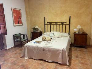 1 dormitorio con 1 cama, 1 mesa y 1 silla en Casa Rural Ca-Alzina, en Benimeli