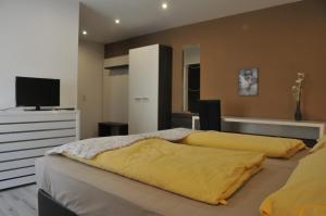 
Ein Bett oder Betten in einem Zimmer der Unterkunft Hotel Krmstl "Zur Stadt Gmunden"
