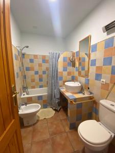 y baño con aseo, lavabo y bañera. en Casa Rural Ca-Alzina, en Benimeli